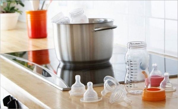 Tiệt trùng toàn bộ dụng cụ pha sữa