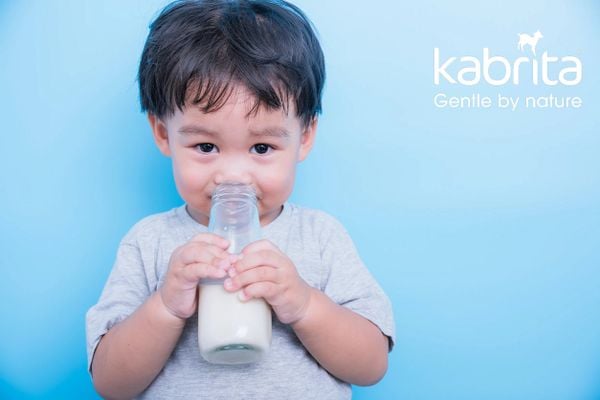 trẻ uống sữa công thức có cần bổ sung canxi