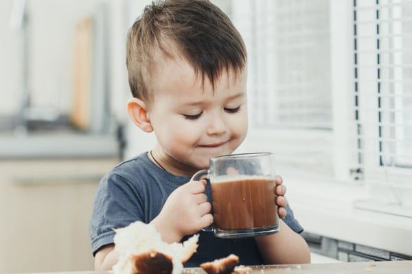 trẻ uống sữa socola mỗi ngày có tốt không
