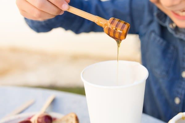 một số lưu ý khi cho trẻ sơ sinh uống mật ong