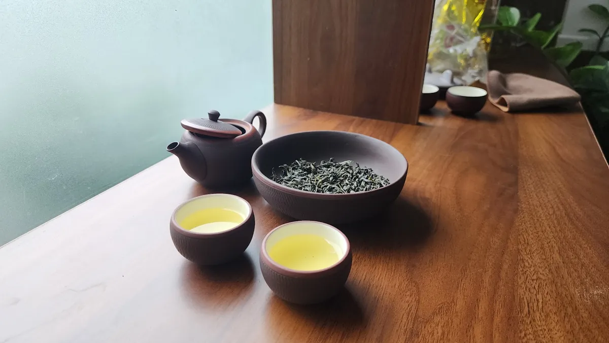 Ấm tử sa và chén trà Bắc nước vàng – cách làm trà đào cam sả ngon như ngoài quán