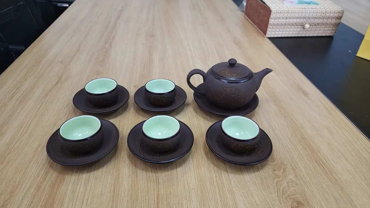 Bộ ấm chén men xanh ngọc trên bàn gỗ sáng – cách làm trà dâu tằm ngọt thanh