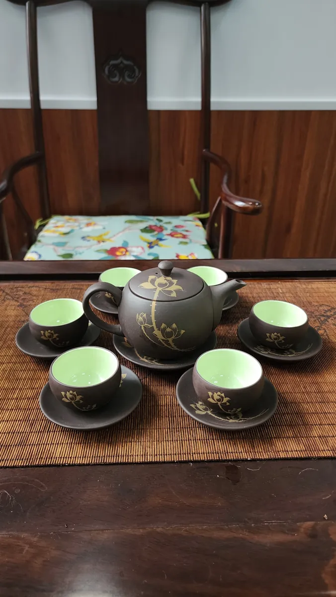 Bộ ấm chén men xanh trên bàn gỗ