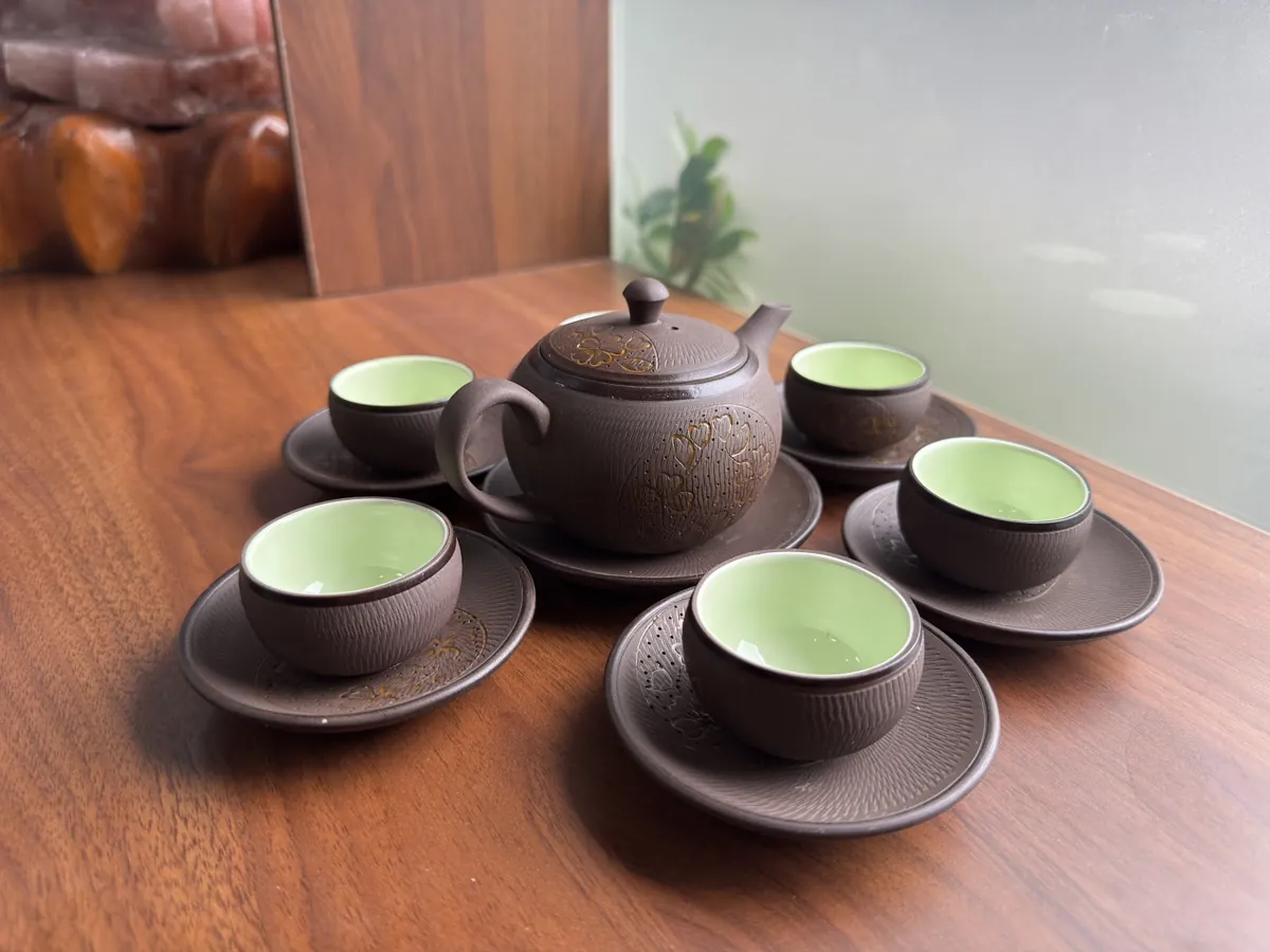 Bộ ấm chén trà xanh trên bàn gỗ – cách pha trà chanh tại nhà 10 phút