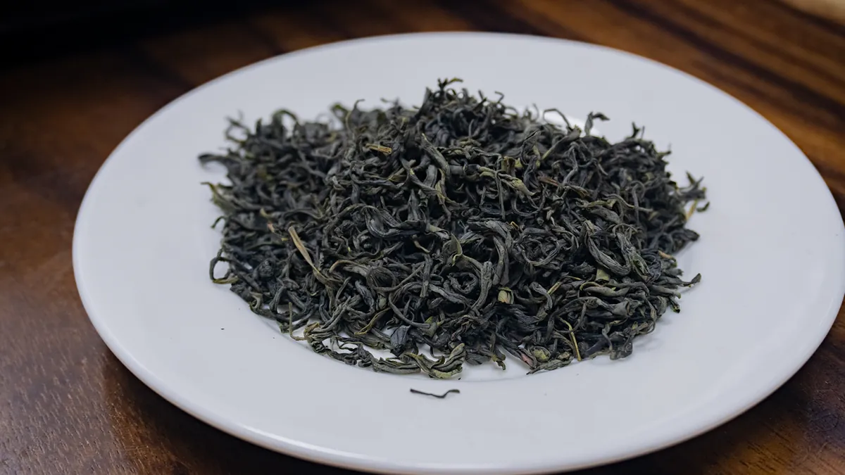 Cánh trà Bắc xoăn nhỏ trên đĩa trắng