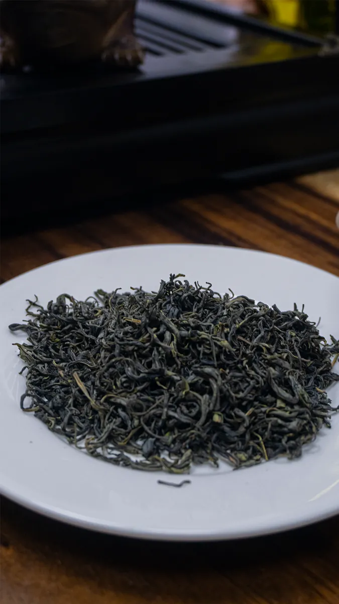 Cánh trà khô trên đĩa sứ – trà sữa là gì