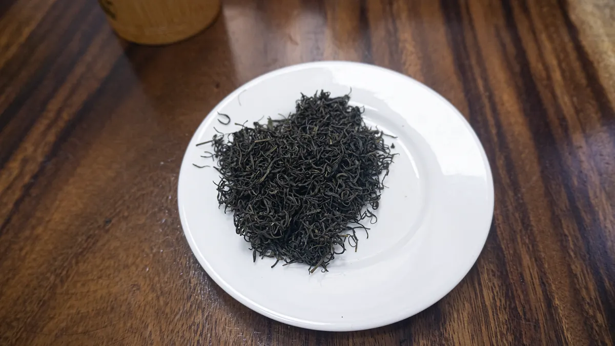 Cánh trà khô trên đĩa trắng