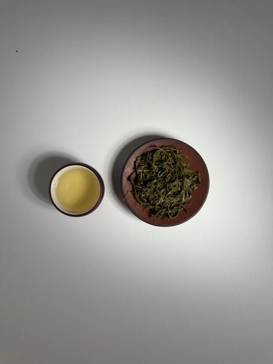 Chén trà bên đĩa trà khô – bột trà xanh là gì, có phải matcha không
