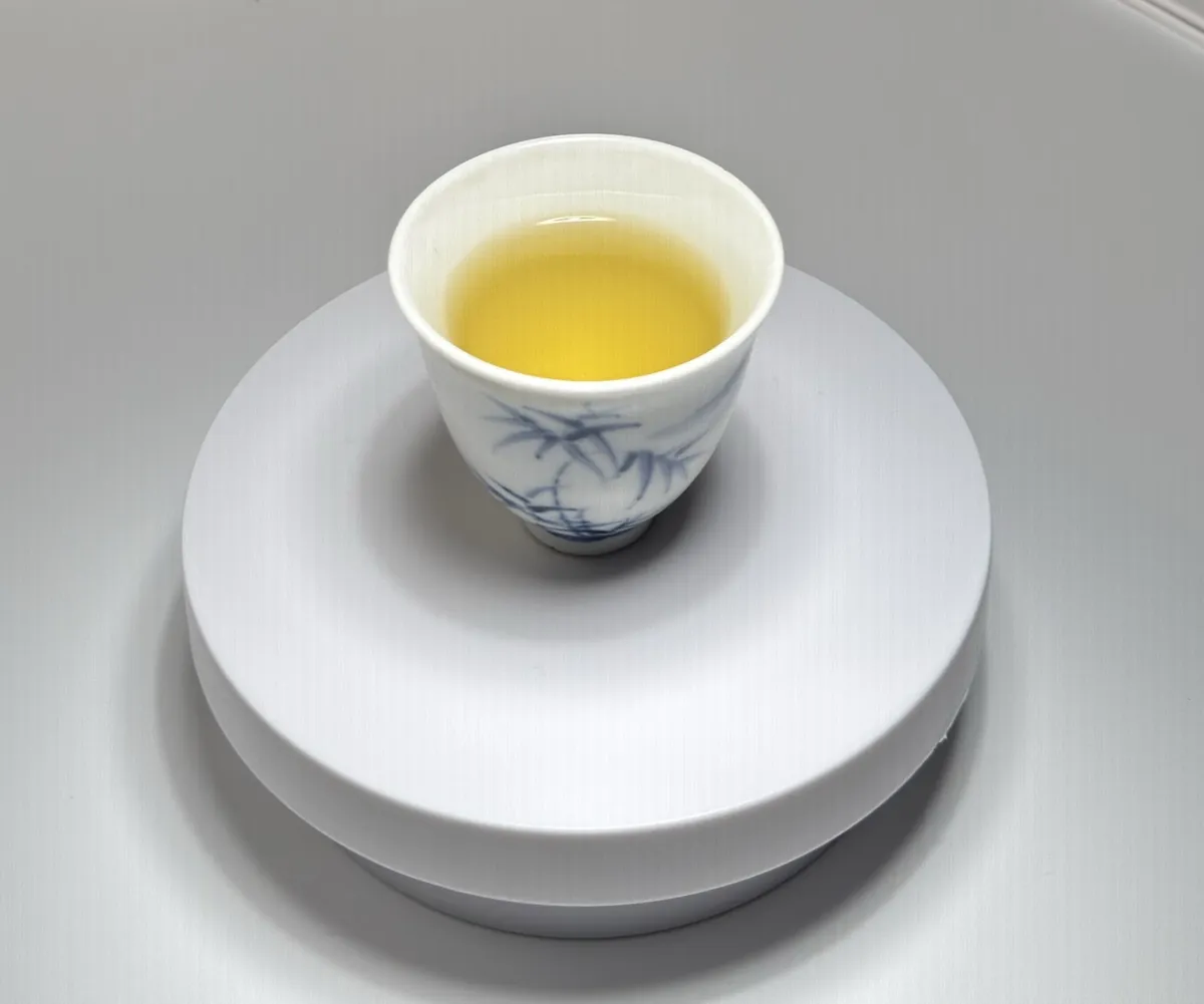Chén trà sứ trắng trên đĩa