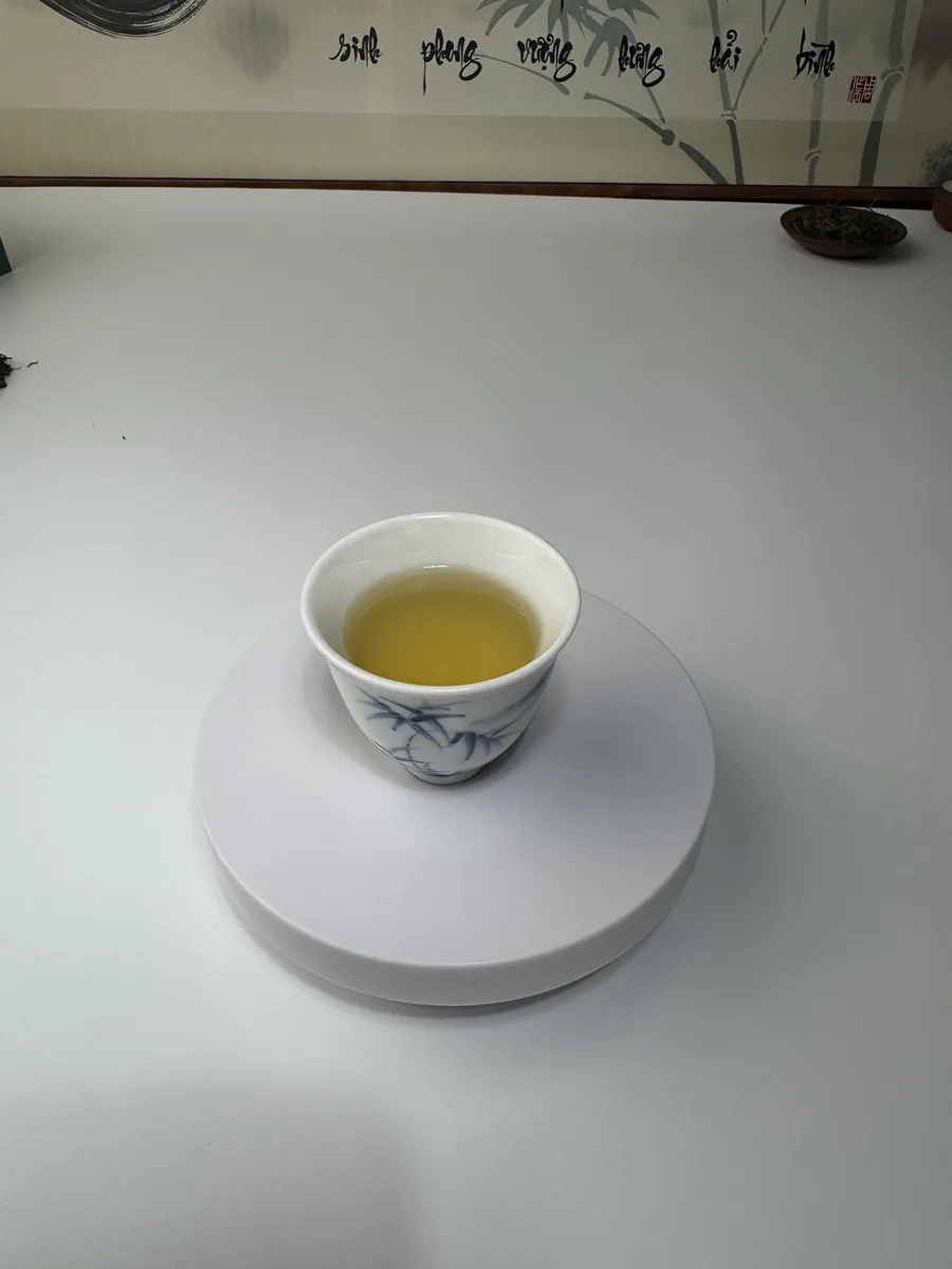 Chén trà sứ trên đế tròn – vị matcha thế nào