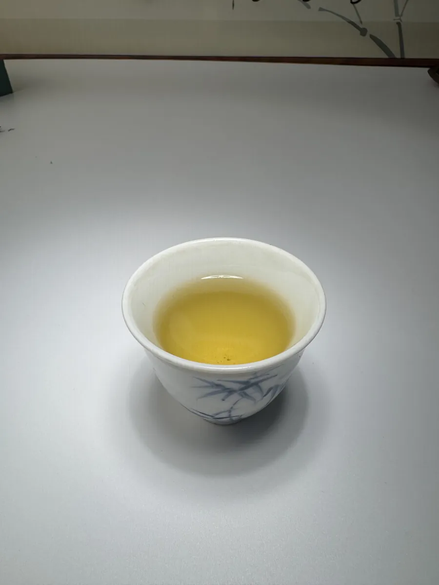Chén trà xanh nước vàng – uống trà ô long có tốt không