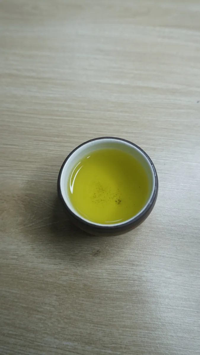 Chén trà xanh trên mặt bàn – trà giảm cân nên chọn loại nào để uống lâu dài