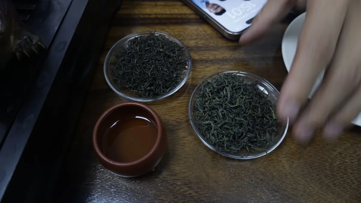 Hai đĩa trà khô cạnh chén trà