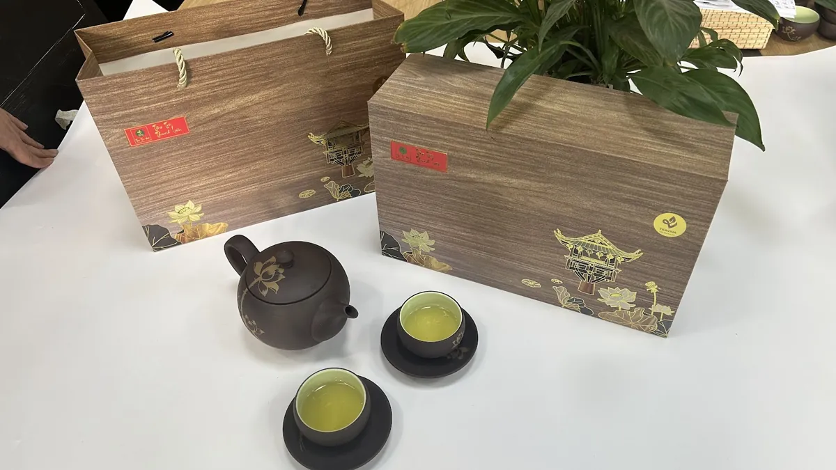 Hai hộp quà trà vân gỗ – cách viết lời chúc Tết độc đáo