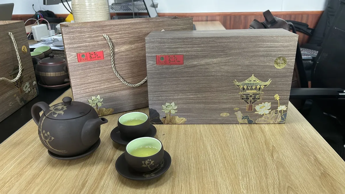 Hộp quà trà vân gỗ bên ấm chén