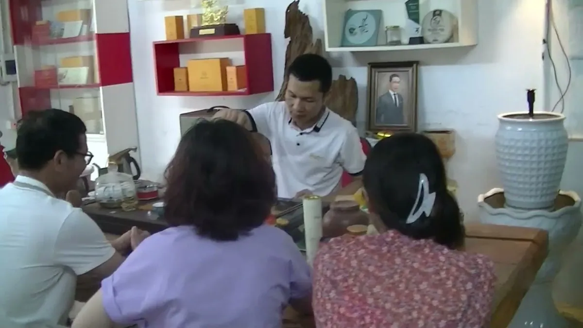 Khách ngồi uống trà trò chuyện