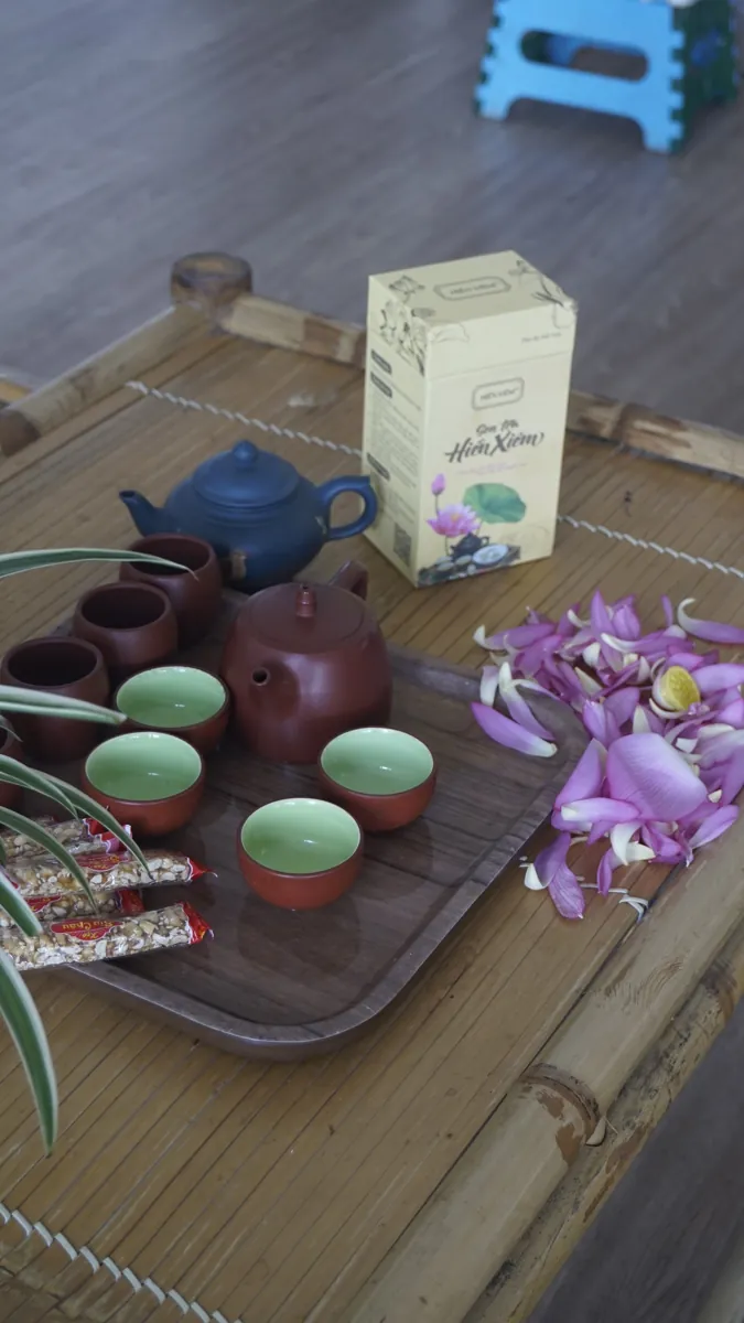 Khay trà sen với ấm chén đất và cánh sen