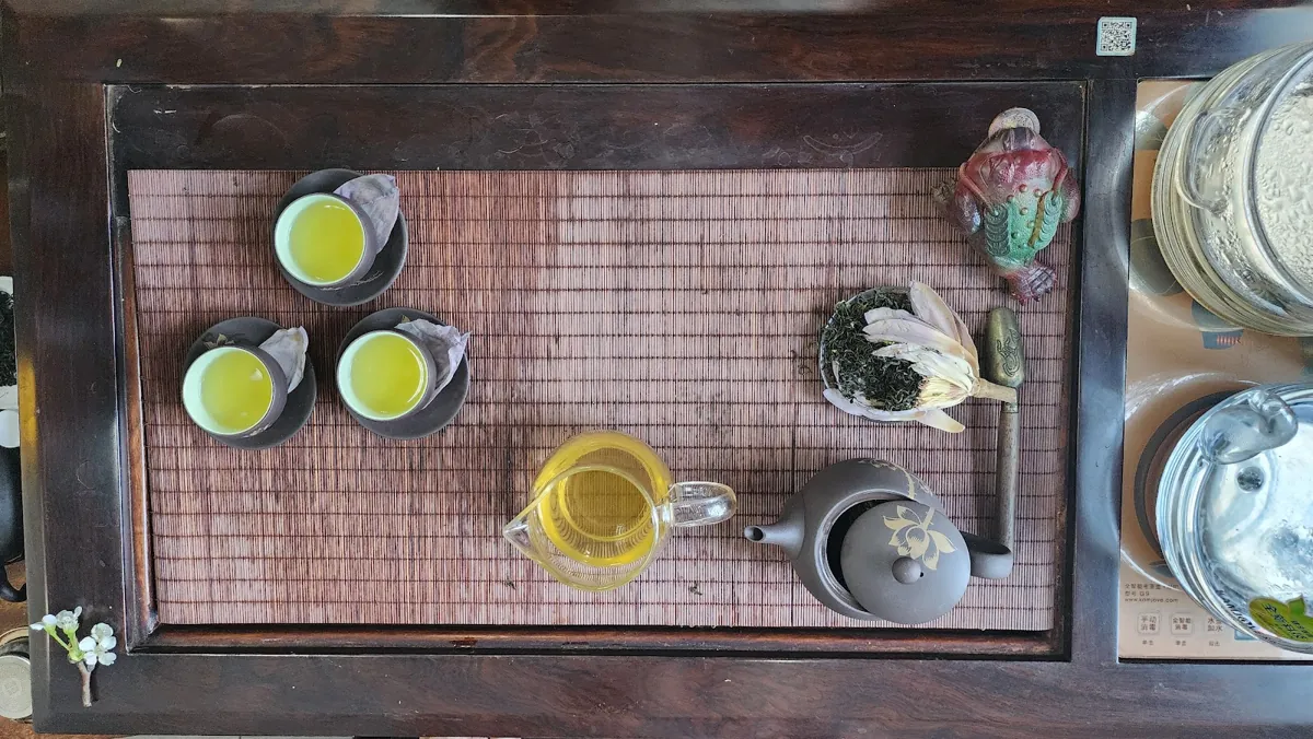 Khay trà với chén nước vàng xanh