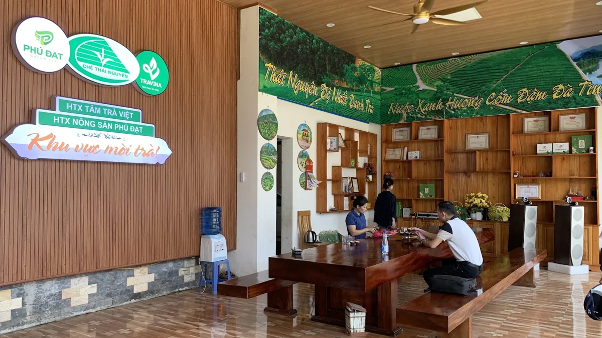 Không gian nếm trà tại cửa hàng HTX