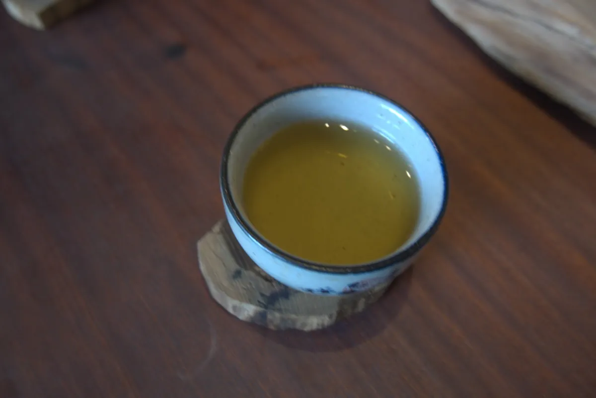 Bột matcha và trà xanh đều đổi màu khi để lâu tiếp xúc không khí