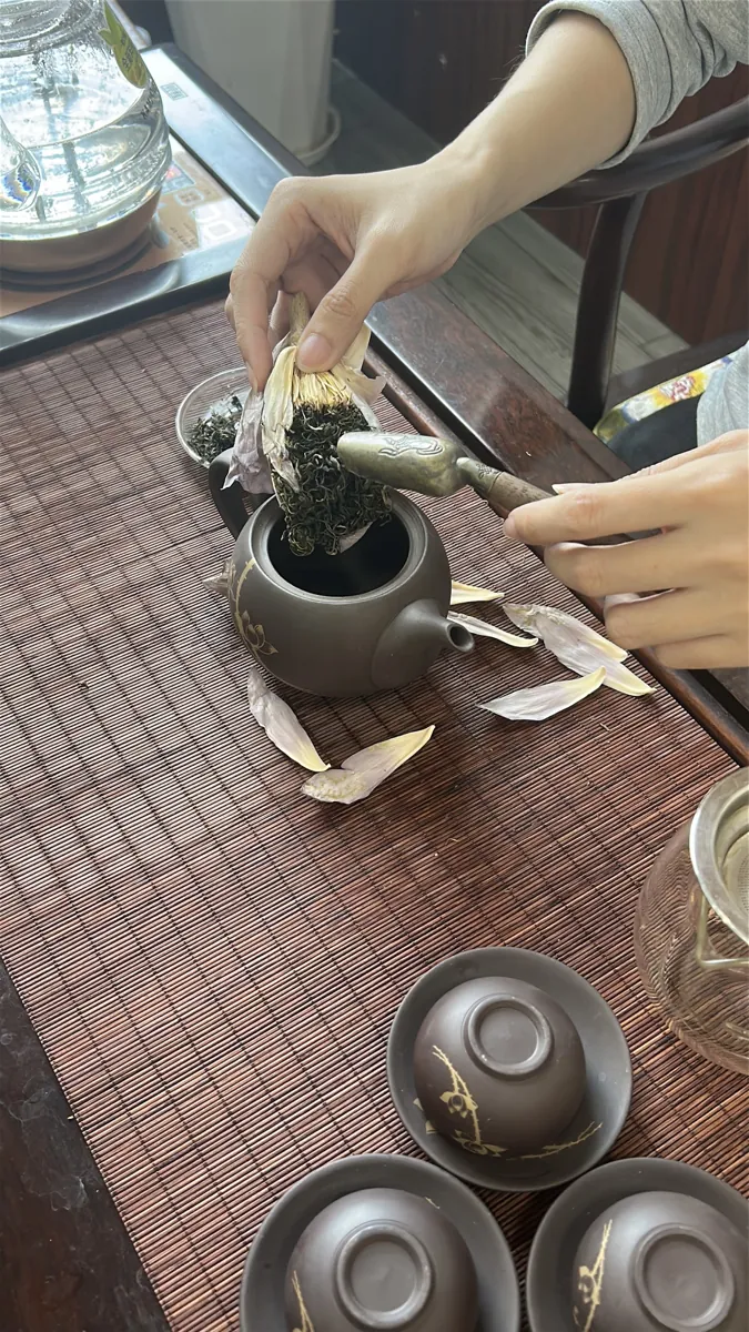 Pha trà bằng ấm nhỏ trên chiếu tre