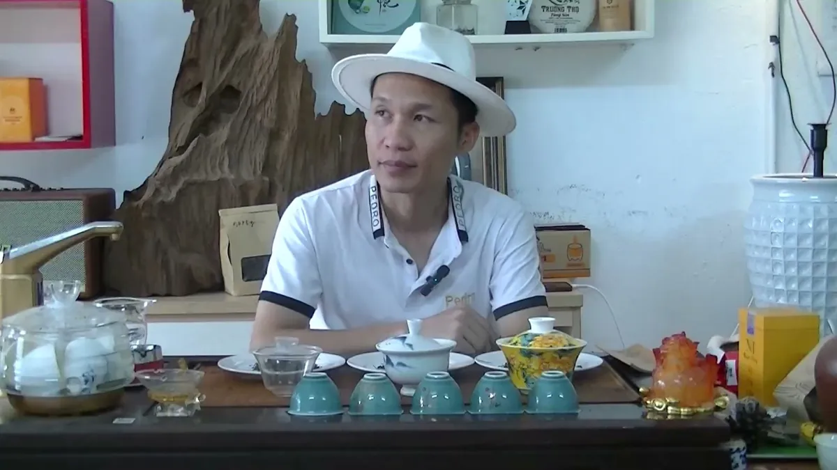Pha trà đá mời khách - thức uống quen thuộc nhất Việt Nam