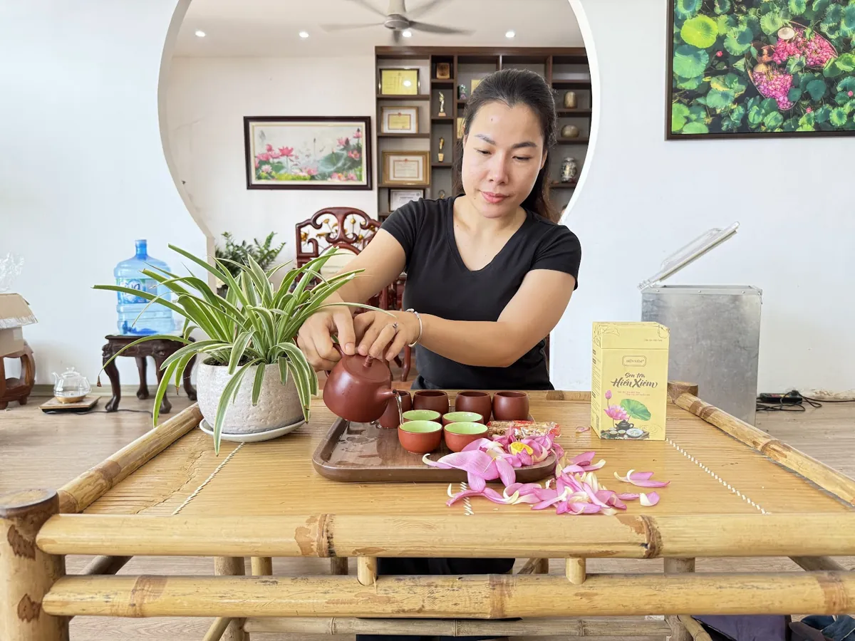 Pha trà tại bàn tre – văn hóa thưởng trà của giới trẻ Việt