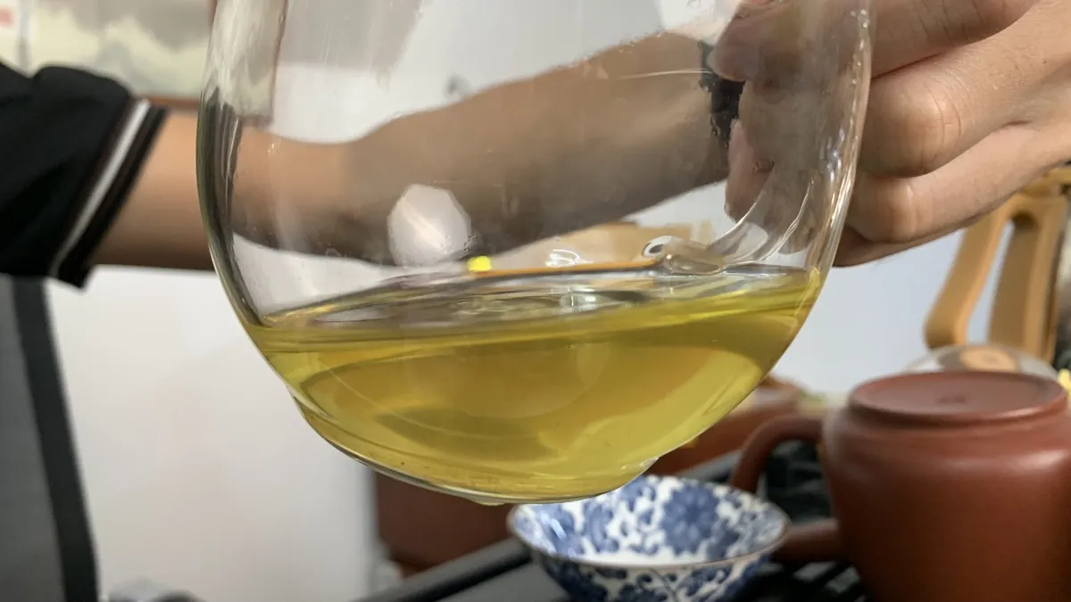 Rót trà ra chén tống thuỷ tinh