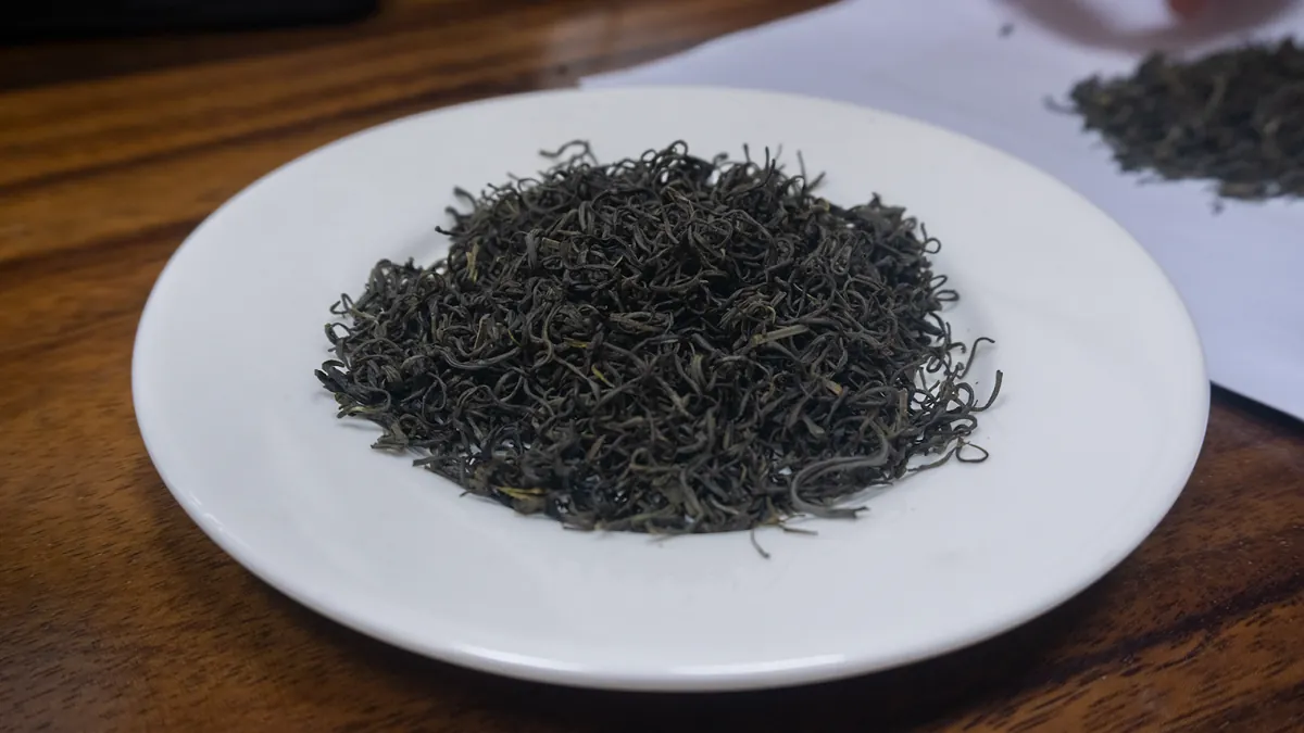 Trà xanh cánh nhỏ trên đĩa trắng