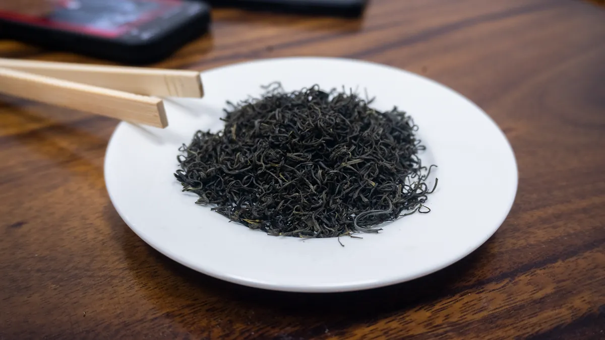 Trà xanh Thái Nguyên hạng cao trên đĩa sứ