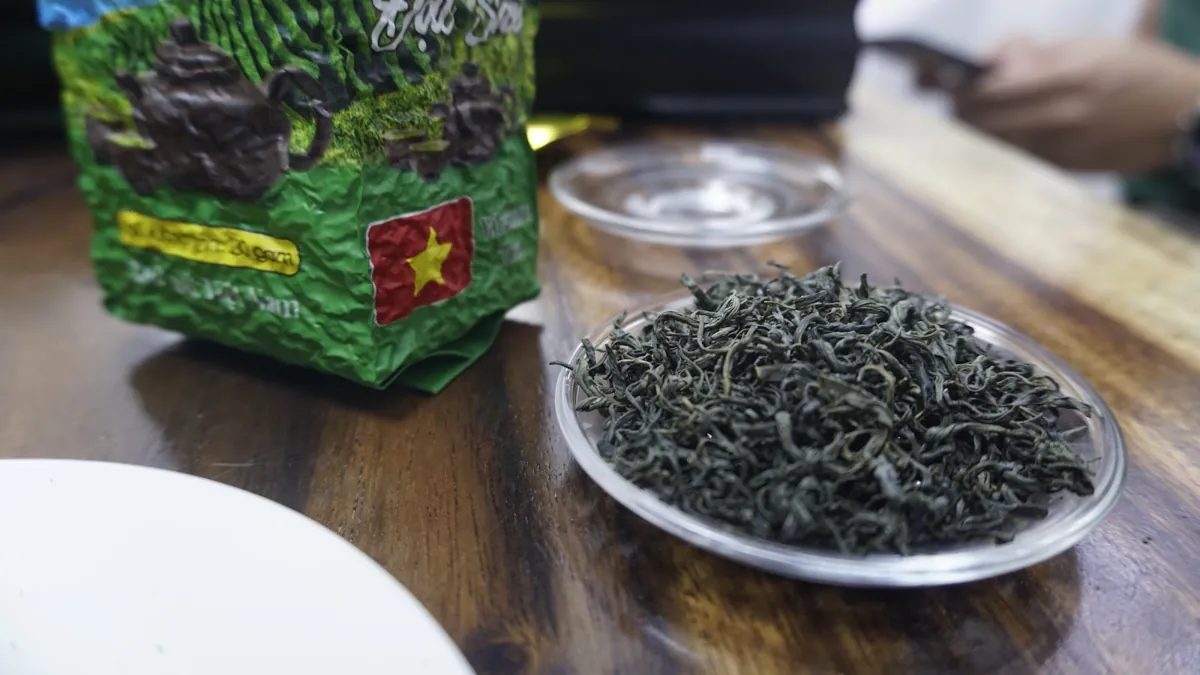 Túi trà và đĩa trà khô – trà xanh có tốt không