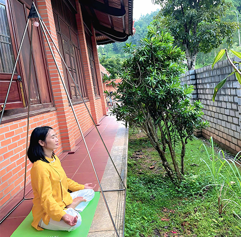 NHẮM MẮT LẠI ĐỂ MỞ TÂM TRÍ