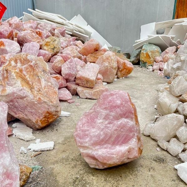 TẠI SAO THẠCH ANH HỒNG LẠI KHÔNG CÓ TINH THỂ?