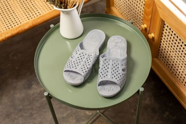 Huyền thoại dép tổ ong và sự trở lại ngoạn mục