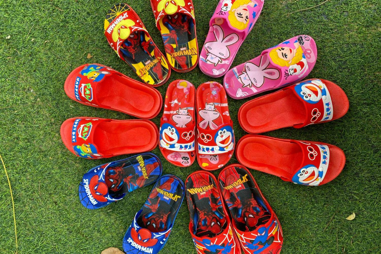 5 tips chọn dép đi trong nhà trẻ em khiến bé thích mê