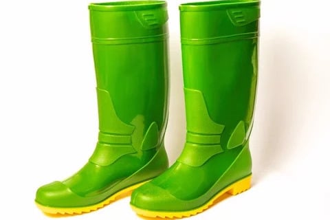 Ủng nhựa PVC đi mưa có bền không?