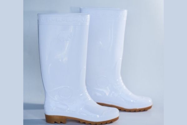 Ủng PVC chiếm vị thế mới ở thị trường lao động