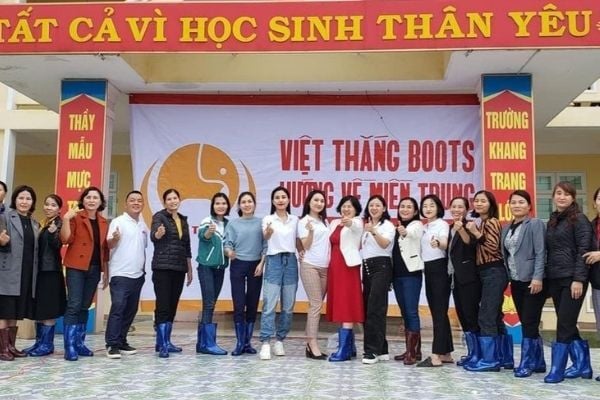 Công ty TNHH Sản xuất - Thương Mại và Dịch vụ Việt Thắng tặng ủng cho giáo viên một trường học ở vùng lũ tỉnh Quảng Bình tháng 11 năm 2020