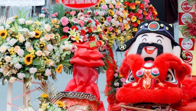 Bí Quyết Chọn Người Hợp Tuổi Mở Hàng Khai Trương 2025 Hồng Phát