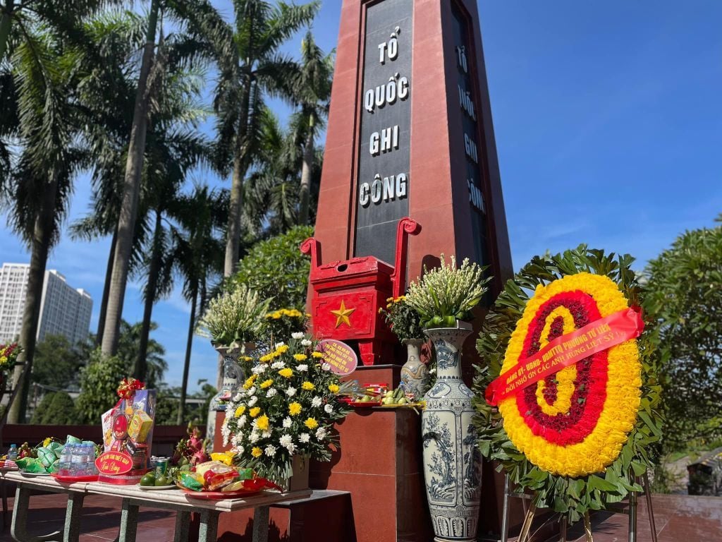 Dâng hoa, dâng hương kỷ niệm ngày thương binh liệt sĩ (27/7/1947)