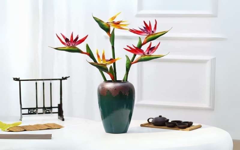 Cắm hoa Thiên Điểu theo kiểu tự nhiên sẽ ưu tiên lựa chọn một bình hoa kiểu dáng đơn giản