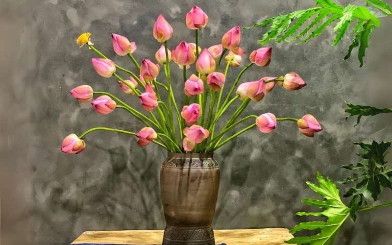 Hoa sen được cắm theo dạng ngã đổ có vẻ đẹp mềm mại và tự nhiên, thể hiện sự phóng khoáng
