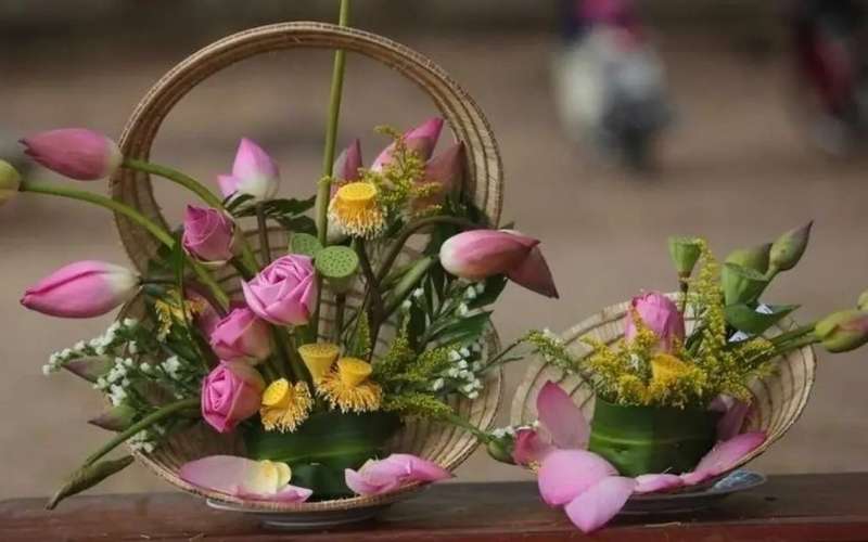 Có thể sử dụng gánh tre hoặc vật liệu tương tự để tăng thêm phần dân dã cho gánh hoa sen hồng