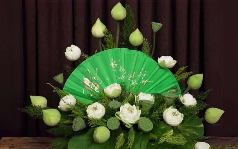 Hoa sen được cắm kết hợp với quạt truyền thống tạo nên sự độc đáo giữa hoa và vật dụng truyền thống