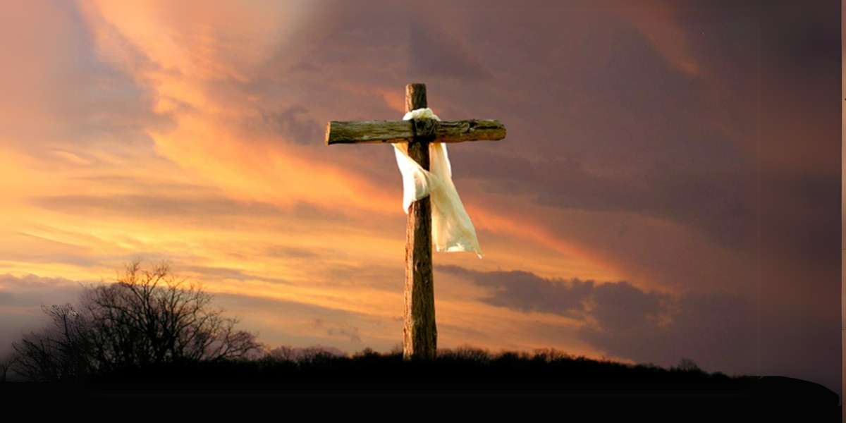 Hình nền laptop trang nghiêm với cây thập giá gỗ, cùng một dải vải trắng mềm mại vắt ngang