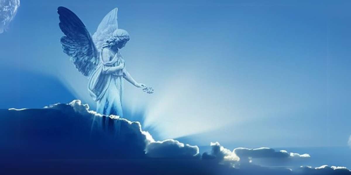 Hình nền laptop một tượng thiên thần màu trắng với đôi cánh lớn đang đứng trên ánh sáng chói lọi