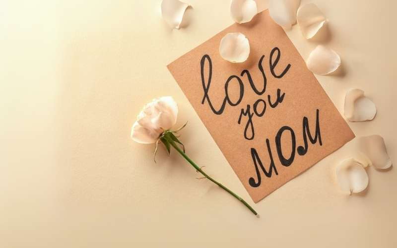 Bạn có thể lựa chọn viết những câu chúc ý nghĩa hoặc viết một tấm thiệp nhỏ kèm theo hoa tươi tặng mẹ