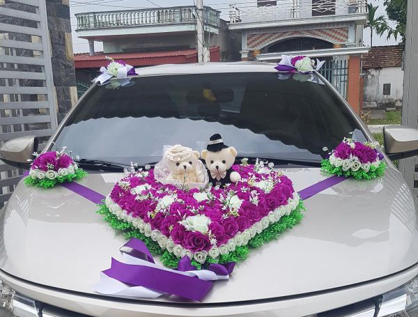 Gấu bông trang trí xe hoa cũng là một trong những sự lựa chọn cho các cặp đôi trẻ yêu thích sự dễ thương.