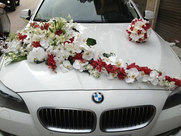 Thêm một gợi ý trang trí cho đầu xe hoa với phong lan trắng.