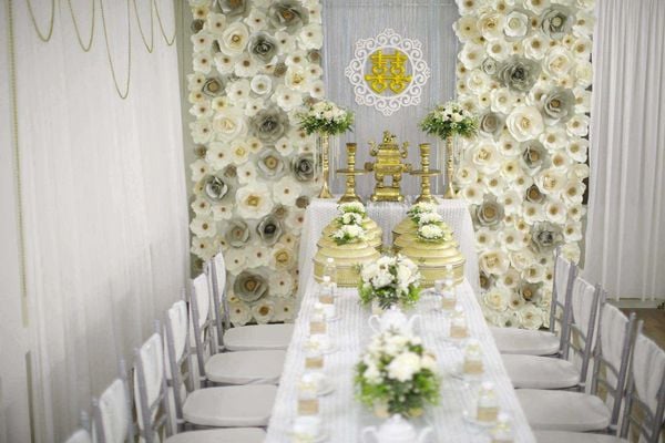 Lối thiết kế hoa hồng trắng làm nền cho bàn gia tiên đám cưới sẽ giúp gia tăng vẻ đẹp sang trọng cho không gian làm lễ của bữa tiệc trọng đại.